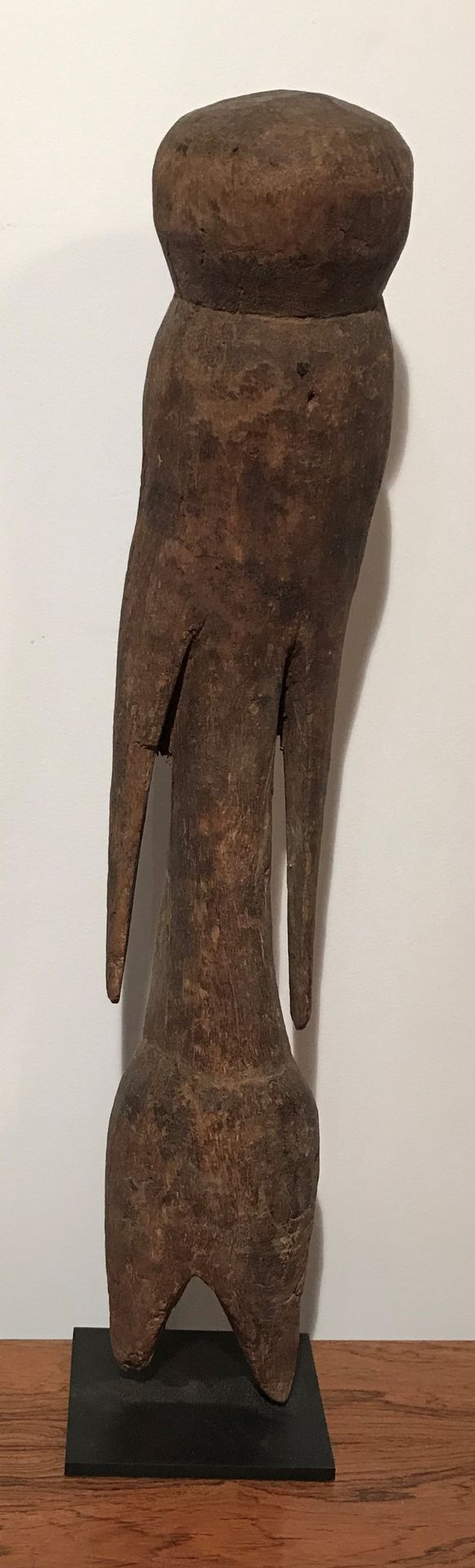 Null 木质雕像。莫巴人。
高：50厘米。