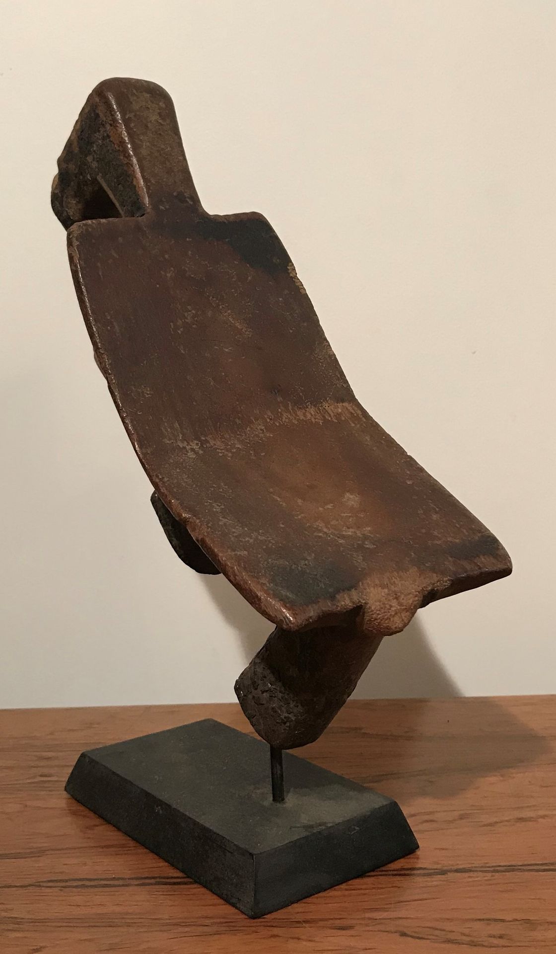 Null Appui-nuque en bois. Peuple Tellem. Mali. 
H. : 22 cm.