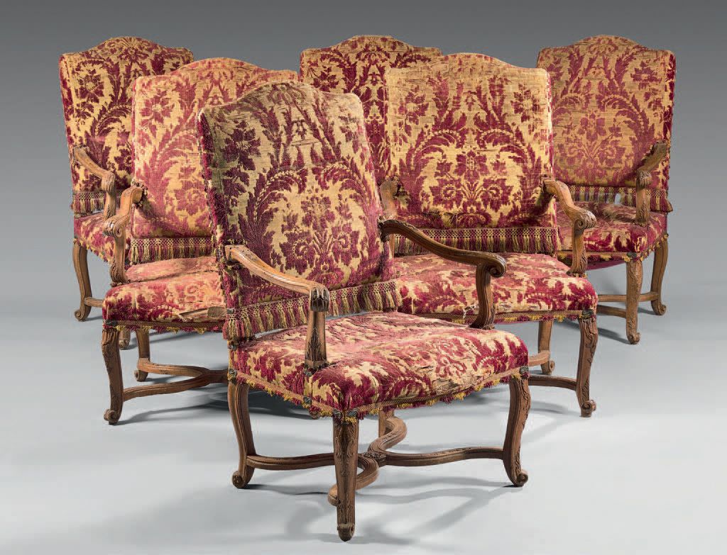 Null 一套六把天然木扶手椅，模压和雕刻有叶子的扣子。
18世纪。
高：109厘米。长：68厘米。
附属元件。
非常破旧的黄色和红色热那亚天鹅绒内饰。