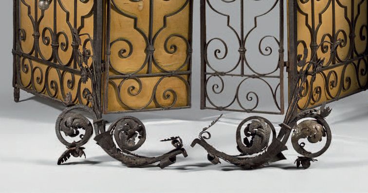 Null Pair of wrought iron wall sconces decorated with flowers and leaves in pati&hellip;