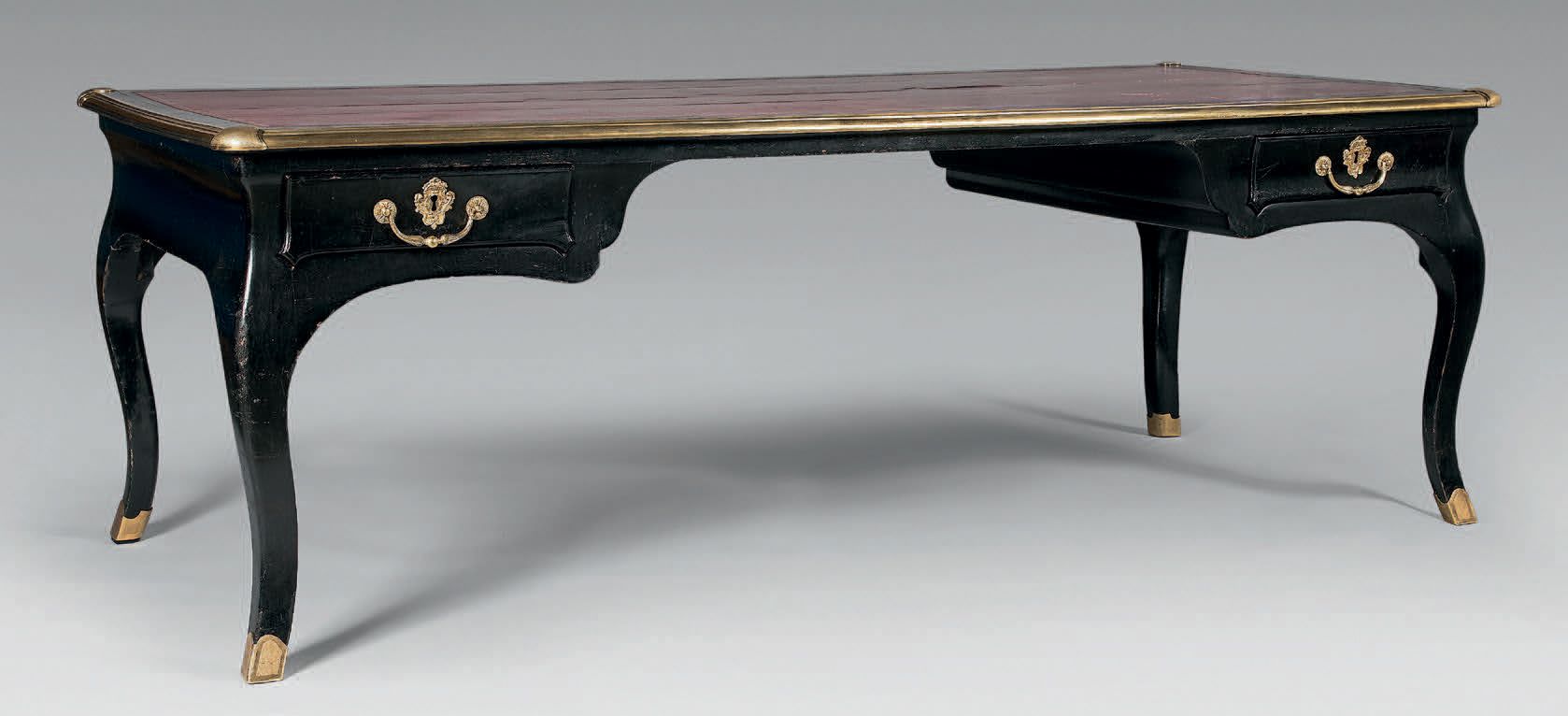 Null 一张发黑的大木头中桌。顶部由青铜模子环绕，四角装饰着带有玑镂背景的翼板。它在每个基座上都有一个抽屉，可以打开。
18世纪初。
，高：72厘米，凸腿末端&hellip;