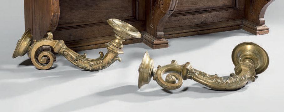 Null A pair of bronze wall sconces with chased foliage and channel friezes. The &hellip;