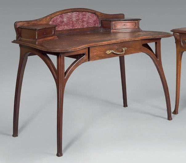 Null Small mahogany desk. The step with two small arched drawers framing a reser&hellip;