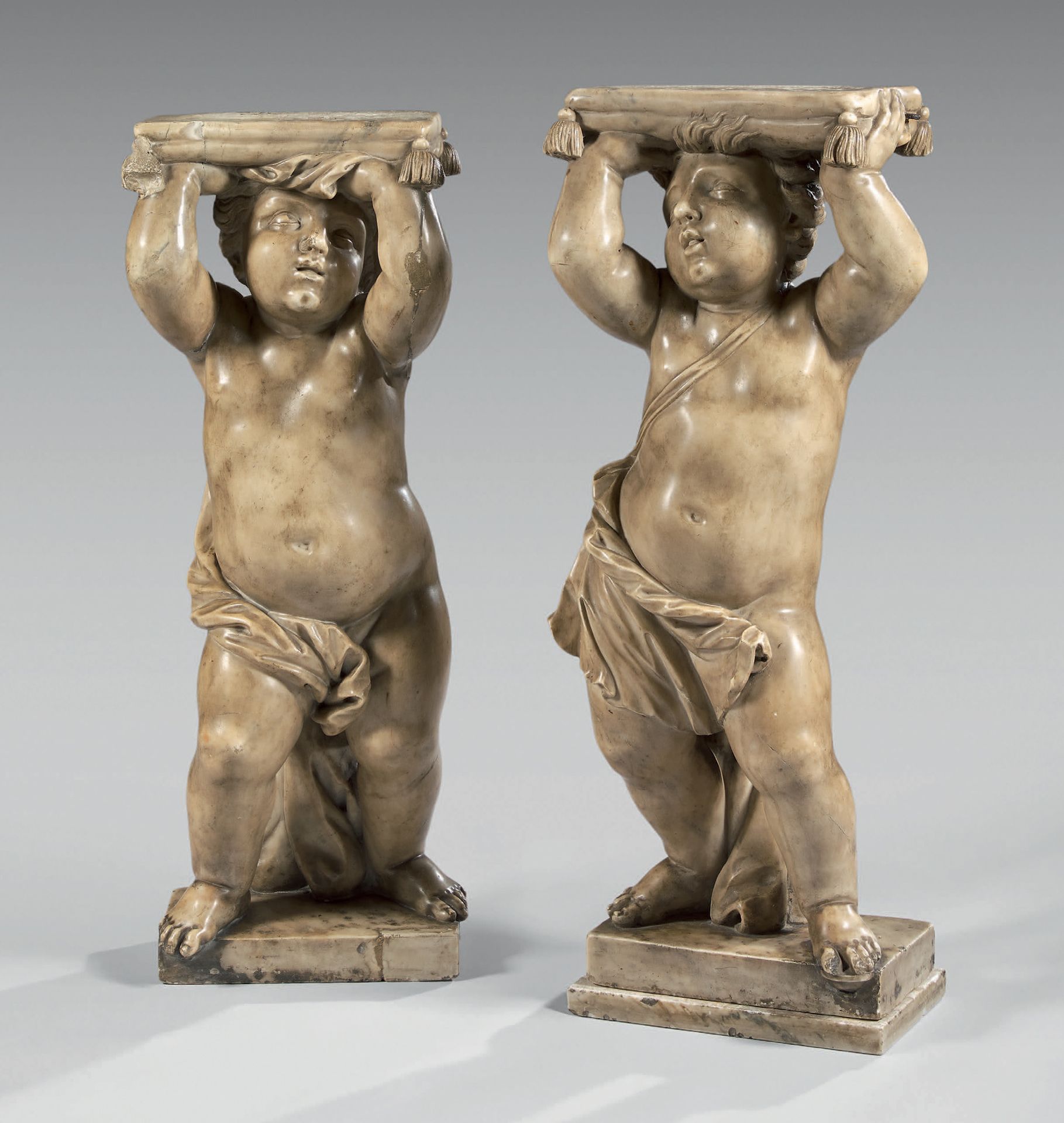Null Paire de colonnes en marbre sculpté figurant deux enfants potelés soutenant&hellip;