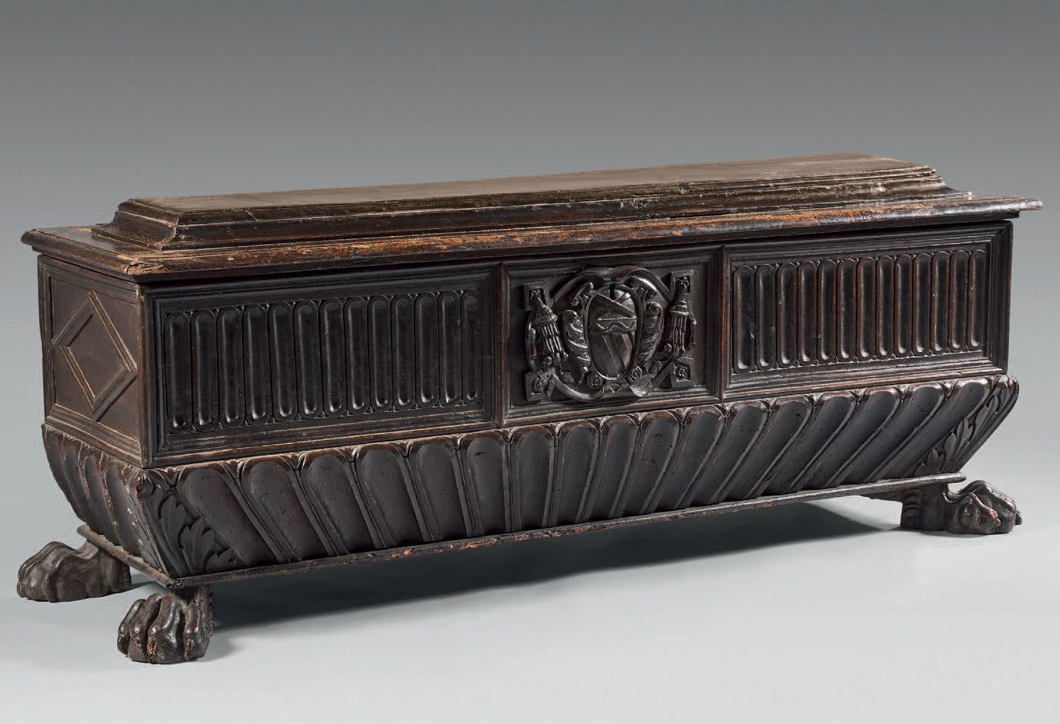 Null Cassone in fruitwood, the front carved with a coat of arms in a central res&hellip;
