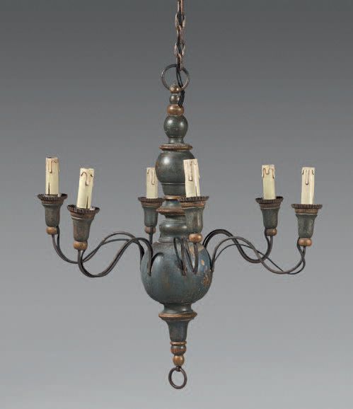 Null 一盏蓝色油漆的木制吊灯，带有铜化的镀金。栏杆轴，六个弯曲的金属光臂，在一个由环状物完成的球上。
17-18世纪。
，高：73厘米。长：63厘米。
Ch&hellip;