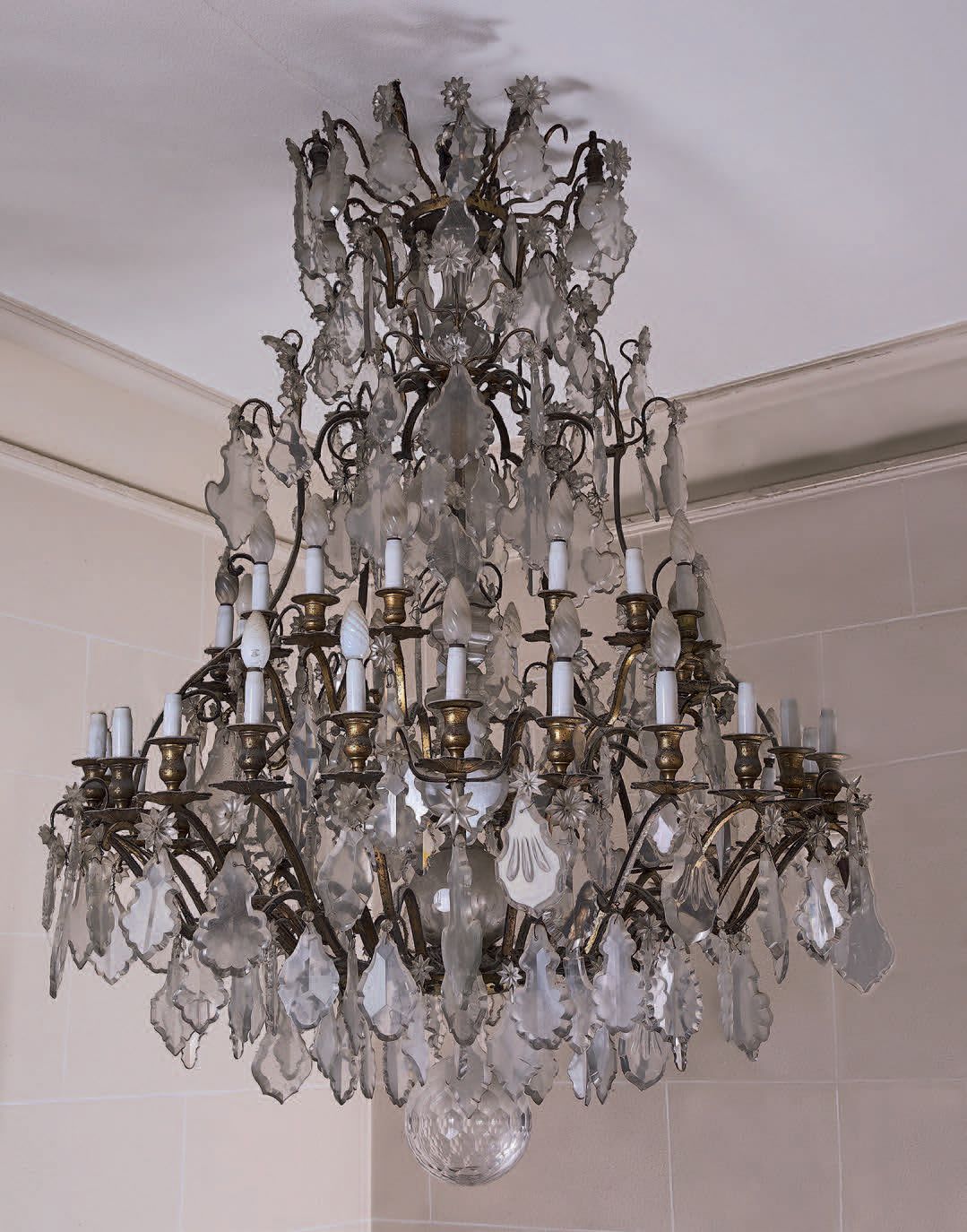 Null 
Un grande lampadario in ormolu decorato con pendenti in cristallo tagliato&hellip;