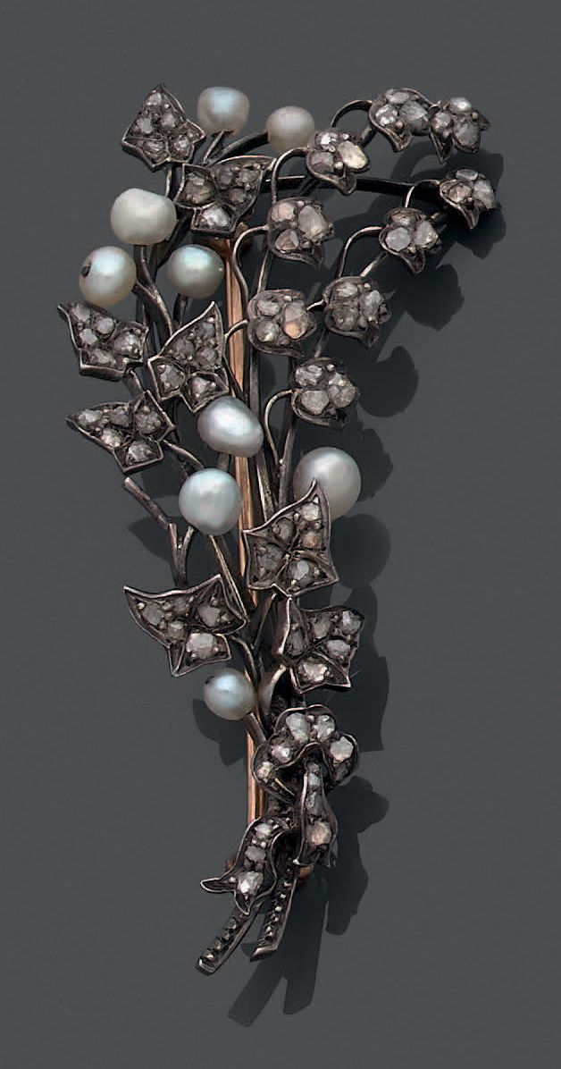 Null 18K（750）黄金和925银胸针，以一枝山谷中的百合花为特色，装饰着精美的珍珠和玫瑰式切割钻石。
毛重：11.48克