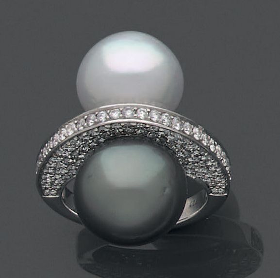 Null 
毛重：11.35克，18K(750)白金戒指，两边各有一个镶钻的环，一个是灰色珍珠，另一个是白色珍珠。手指大小：50。