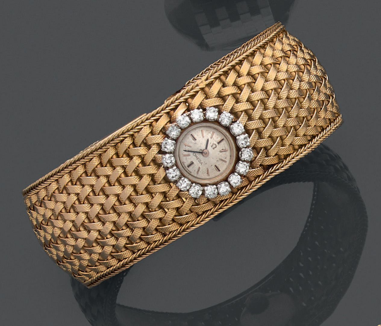 Null 18K（750）黄金和铂金女士腕表，圆形表盘上有欧米茄的签名，表圈上镶嵌有钻石，宽大的波浪形链节表带上有细小的格纹。背面的编号是574386。
毛重：&hellip;