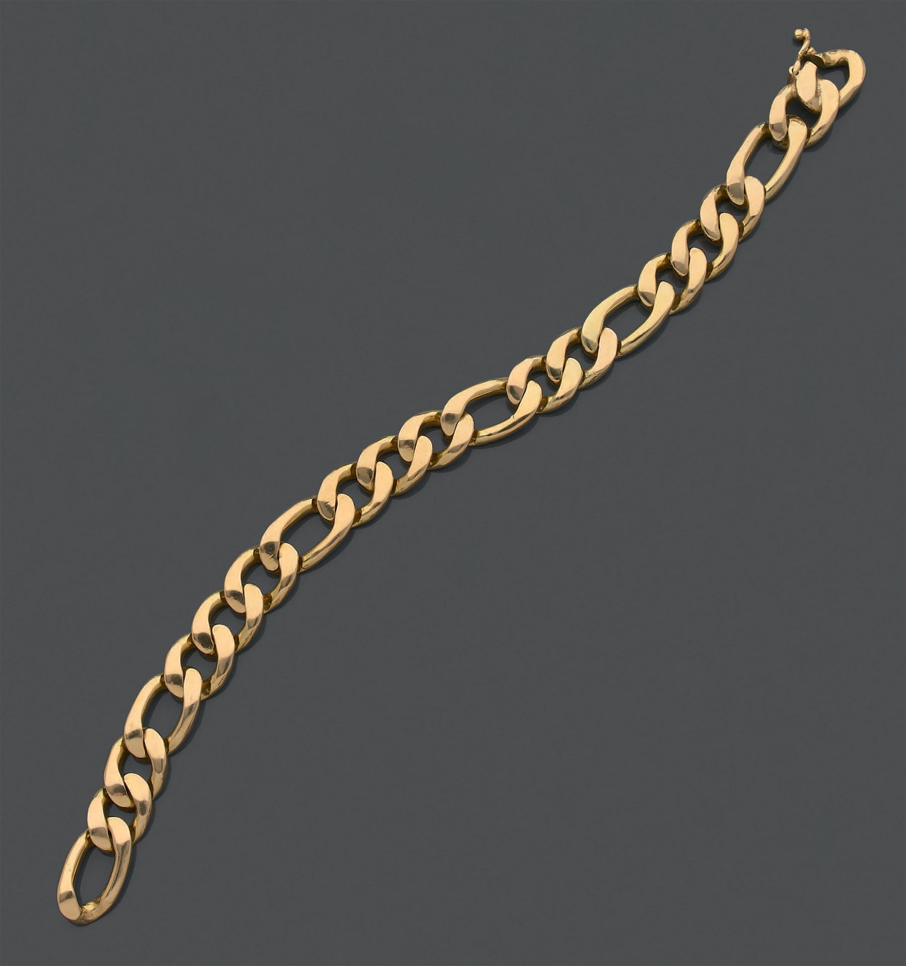 Null Bracelet en or jaune 18K (750), à maille figaro.
Poids: 46,94 g.