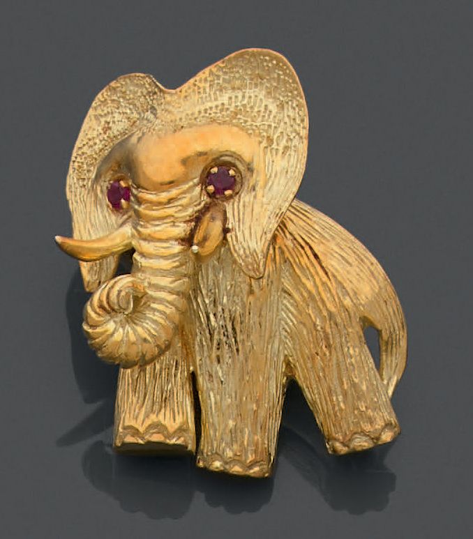 Null 
毛重：21.52克，18K(750)黄金和白金胸针上有一头自然状态下的大象，眼睛上有一颗小红宝石装饰。