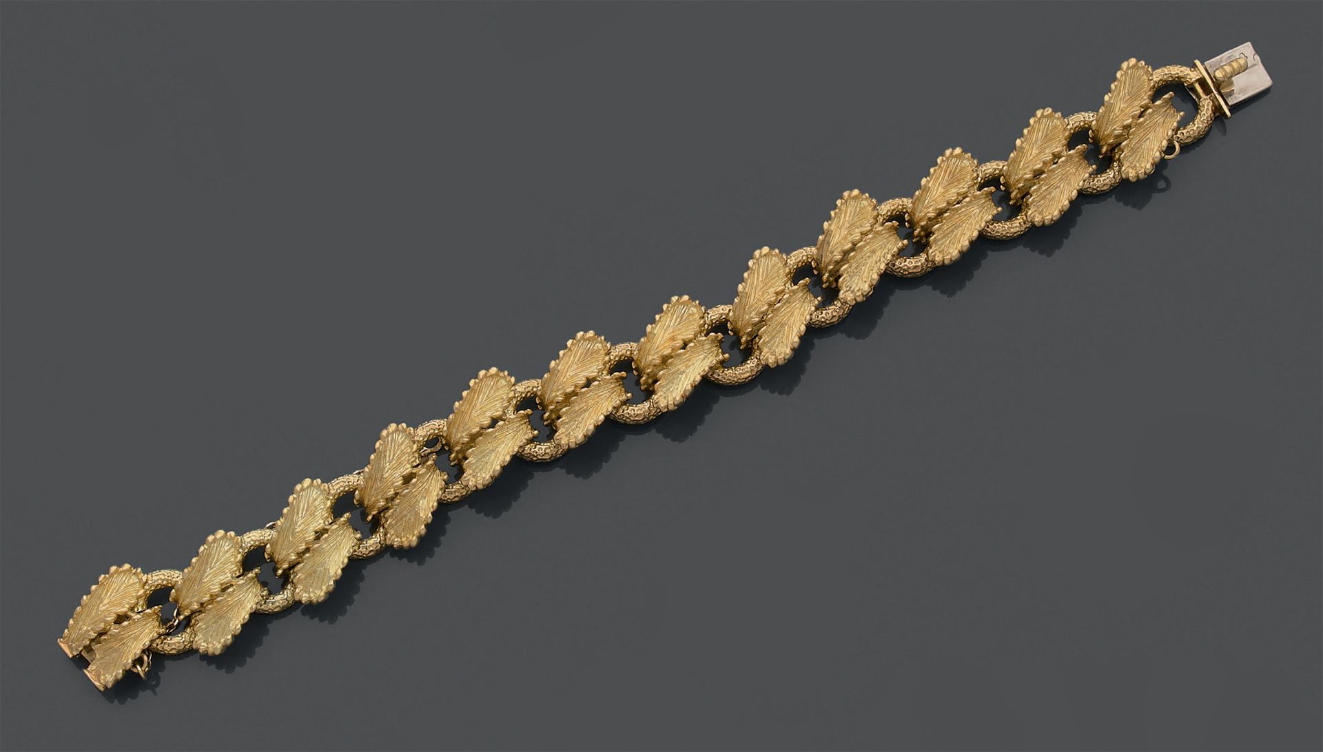 Null 18K(750)黄金手镯，链节代表两片对立连接的树叶，由环状物连接。
重量：41.37克。
