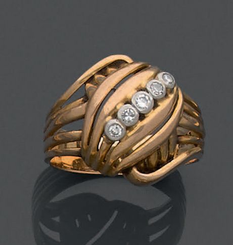 Null 
18K（750）螺纹黄金和铂金戒指，形成一个十字弓，上面有一排五颗小钻石。



毛重：5.81克。
