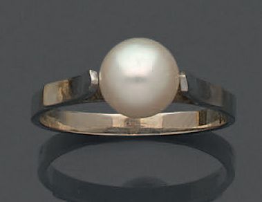 Null Bague en or gris 18K (750), ornée d'une perle.
Poids brut: 2,20 g. Tour de &hellip;