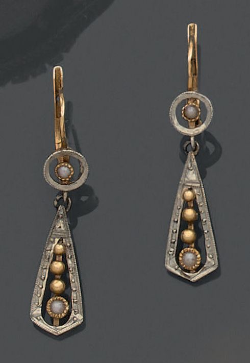 Null 一对18K(750)黄金和白金耳环，包括一个镶嵌珍珠的戒指，上面有一滴小球，最后是一颗珍珠。
毛重：1.97g。