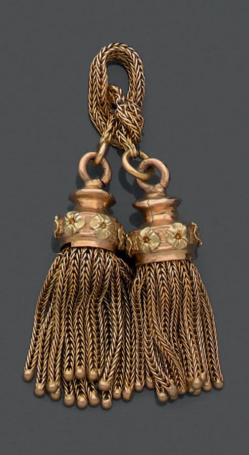 Null 18K（750）黄金吊坠，有两个元素代表流苏的passementerie凿花，并在流苏中夹着细编织链。扣子是由连接它们的编织链上的一个结形成的。
重量&hellip;