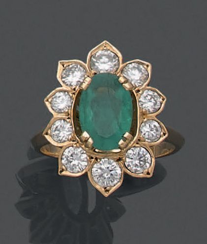 Null 18K (750) yellow gold ring, set with an oval emerald in a surround of moder&hellip;