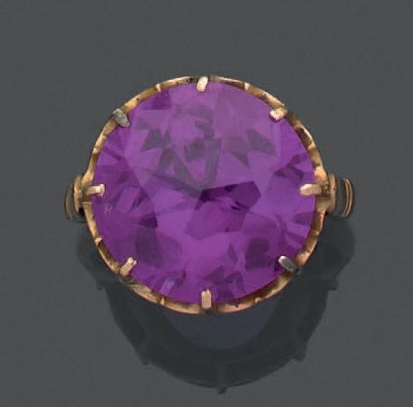 Null 
毛重：6.08克，18K(750)黄金戒指上镶嵌着一颗圆润的淡紫色粉色宝石，可能是变石。