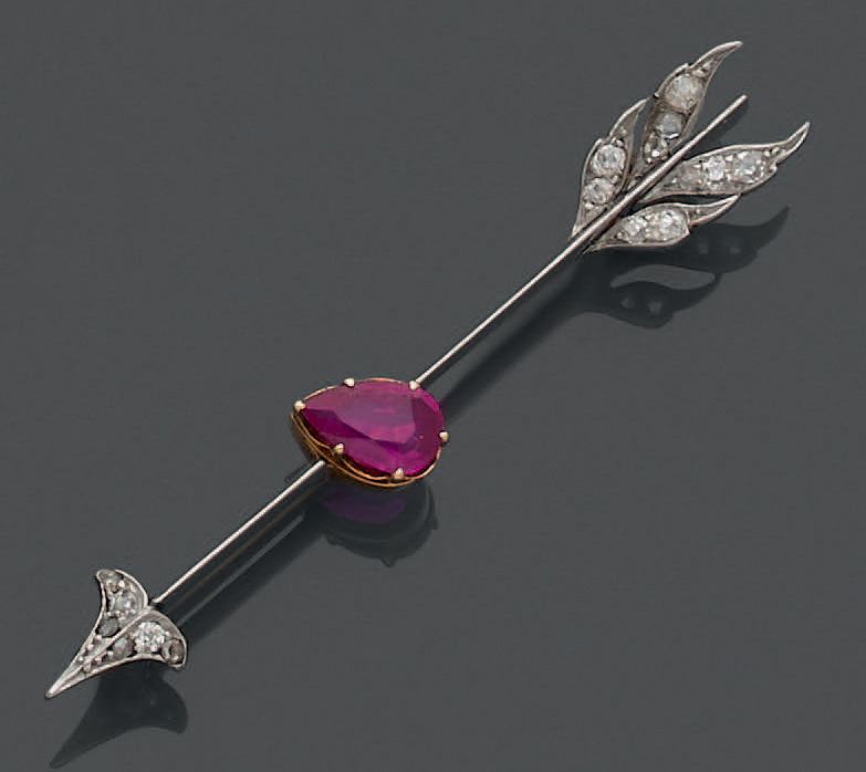 Null 18K（750）黄金和白金发夹，以箭为主题，中间有一颗梨形切割红宝石，羽毛的尖端和尾部有玫瑰形切割钻石。
毛重：5.39克。