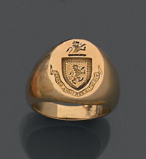 Null 
，18K（750）黄金制成的Chevalière，刻有纹章，上面有一个座右铭。重量：12.42克。