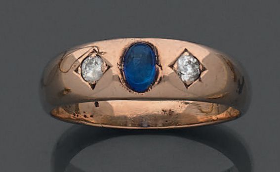 Null 14K（585）黄金半缘戒指，在两颗钻石之间镶嵌了一颗椭圆形凸面蓝宝石。
，毛重：4.82克。