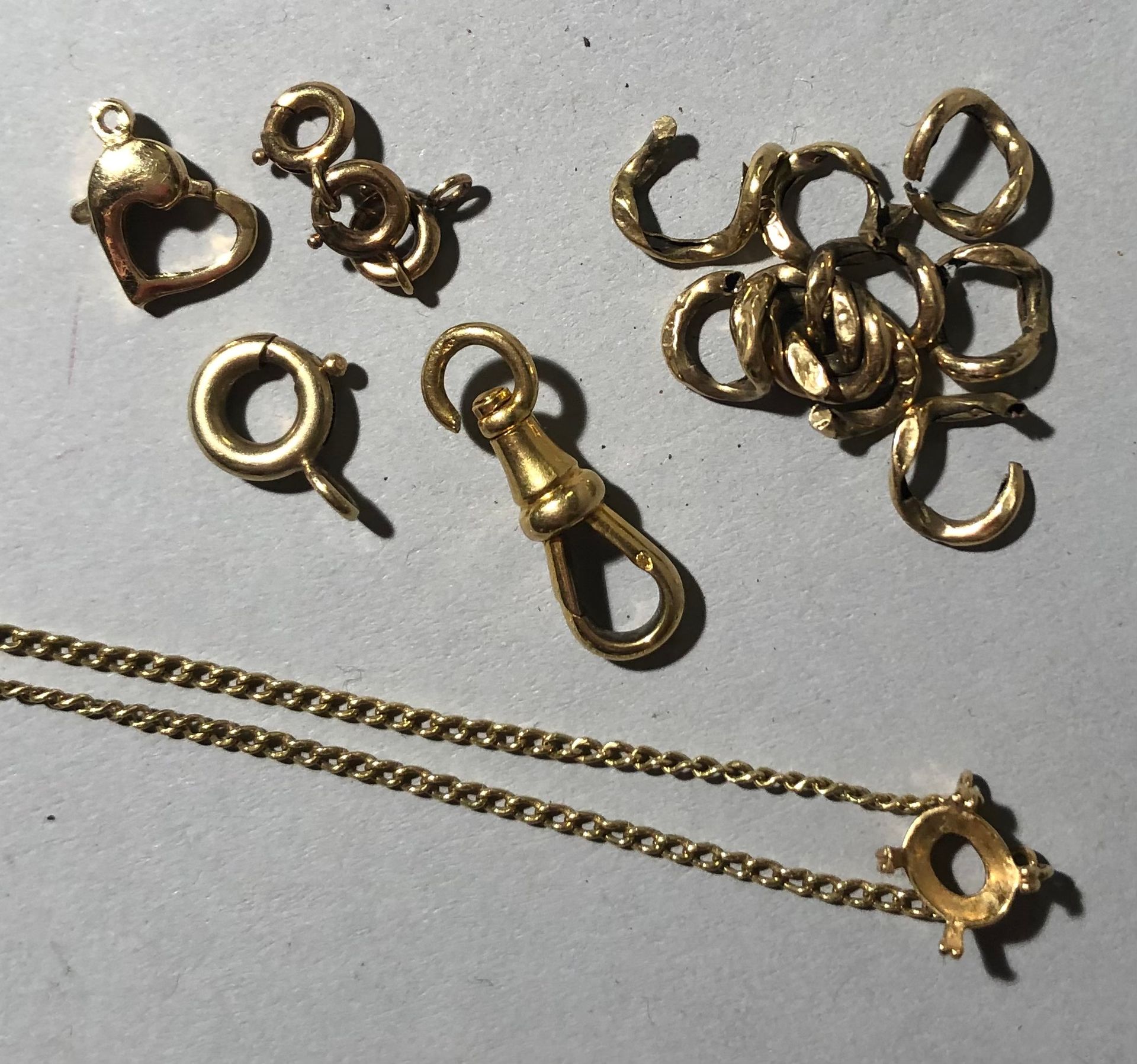 Null 18K（750）黄金碎片，包括链节、链条和吊坠座、卡钩和搭扣。
重量：11.47g。