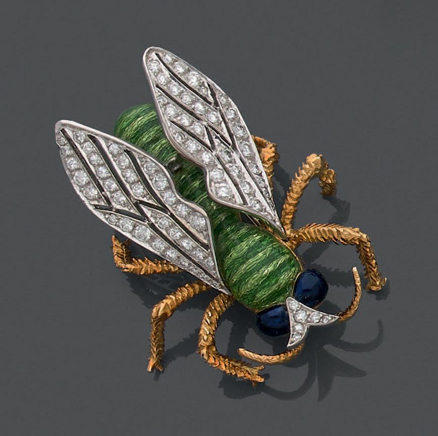 Null 18K(750)黄金和白金胸针，以一只蜜蜂为主题，身体涂有两种颜色的绿色珐琅，眼睛涂有蓝色珐琅，翅膀有穿孔，两个小下颚镶嵌有钻石。
总重量：21.70&hellip;