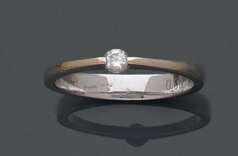 Null 
，18K（750）白金戒指，镶有一颗约0.05克拉的小钻石。毛重：2.76克。手指大小：51.5。