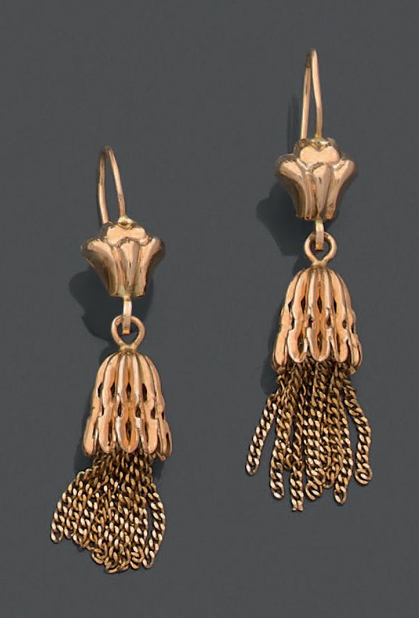 Null 一对18K(750)黄金耳环，形成了一个风格化的图案，拿着一个穿孔的铃铛，装饰着精细的编织链。
重量：5.18g。