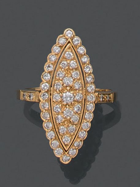 Null 18K (750) 黃金欖球型戒指，鑲嵌小鑽石，呈扇形環狀。在每个肩膀上，有两颗小钻石。
总重量：4.64克。手指大小：53。