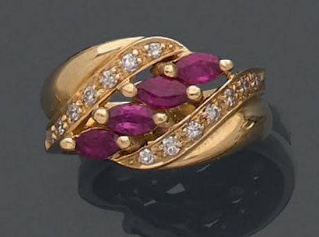 Null 
毛重：6.34克，18K(750)黄金戒指，两道柔和起伏的曲线，每道曲线都镶嵌着七颗钻石，围绕着四颗中央的脐带红宝石。