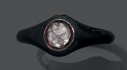 Null 
一枚18K(750)黄金戒指，在延伸至肩部的黑色珐琅周围有一朵冠状玫瑰。



毛重：2.21克。手指大小：52。对珐琅质进行修复。