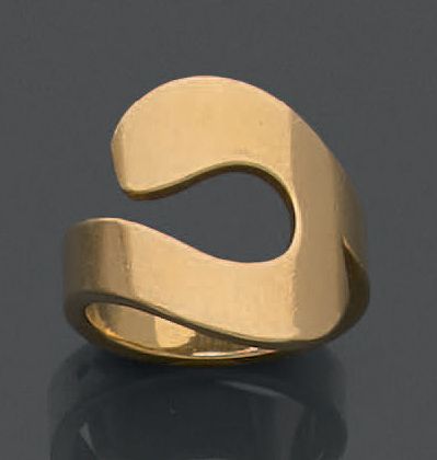 Null 18K(750)黄金戒指，印有卡地亚的C字样。
重量：6.94克。手指大小：47。
