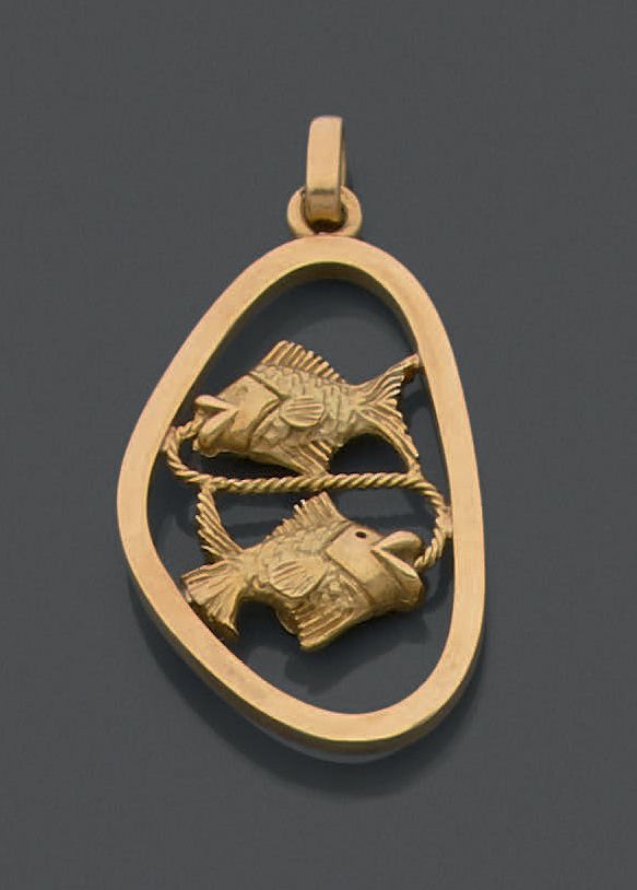 Null 18K(750)黄金吊坠，自由形状，穿孔并刻有两条由螺纹绳索连接的相对的鱼。
重量：11.13g。