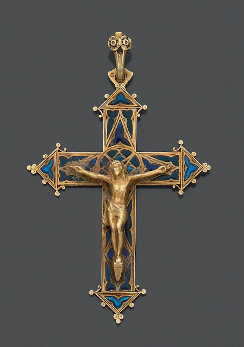 Null 18K（750）黄金十字架吊坠，哥特式风格的蓝色和绿松石浮雕珐琅装饰。
总重量：8.82克。轻微颠簸。