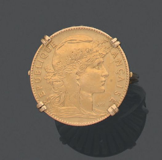 Null 
18K（750）黄金戒指，镶嵌一枚法兰西共和国十法郎的黄金硬币。



重量：7,05克。手指大小：49。