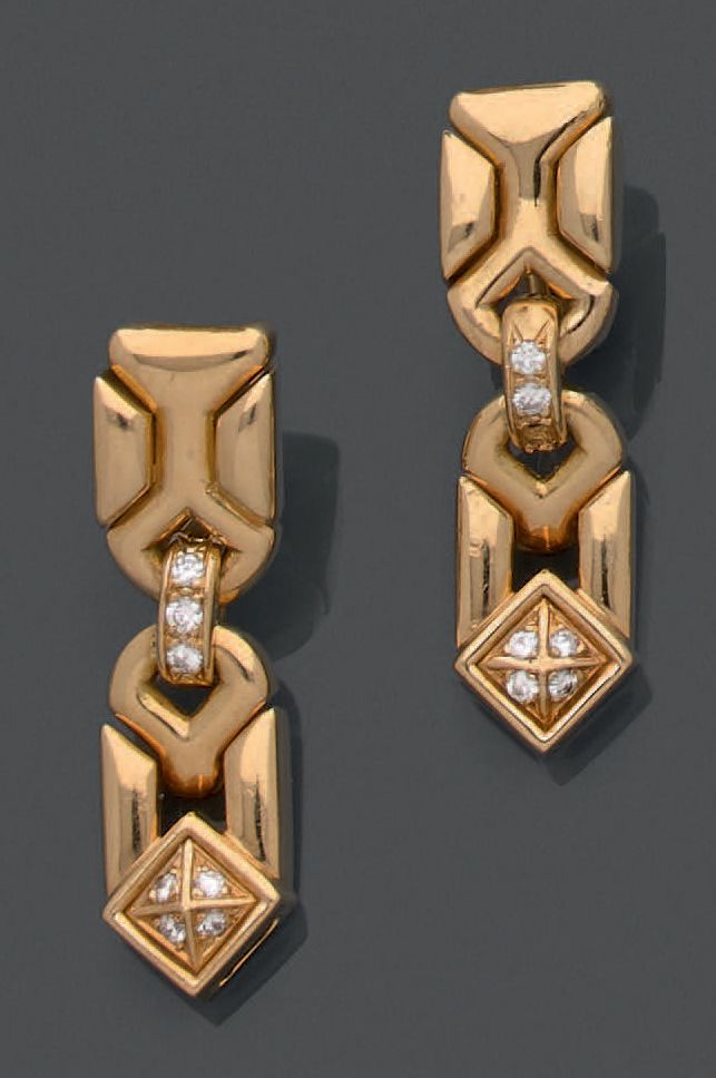 Null 一对18K(750)黄金铰链耳环，由一个风格化的图案组成，通过一个覆盖着钻石的环连接到一个以覆盖着钻石的披针形元素完成。签名：FÉRAUD，编号：10&hellip;