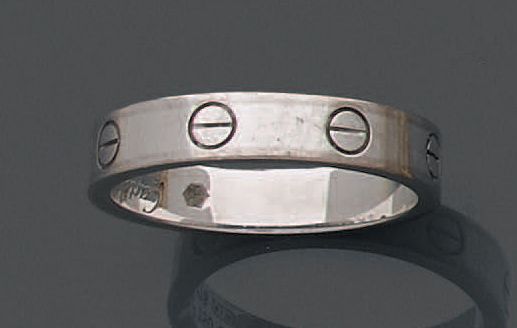 Null 18K(750)白金结婚戒指，镶有一颗约0.02克拉的小型明亮式切割钻石。
毛重：4.96克，有CARTIER签名。手指大小：54。