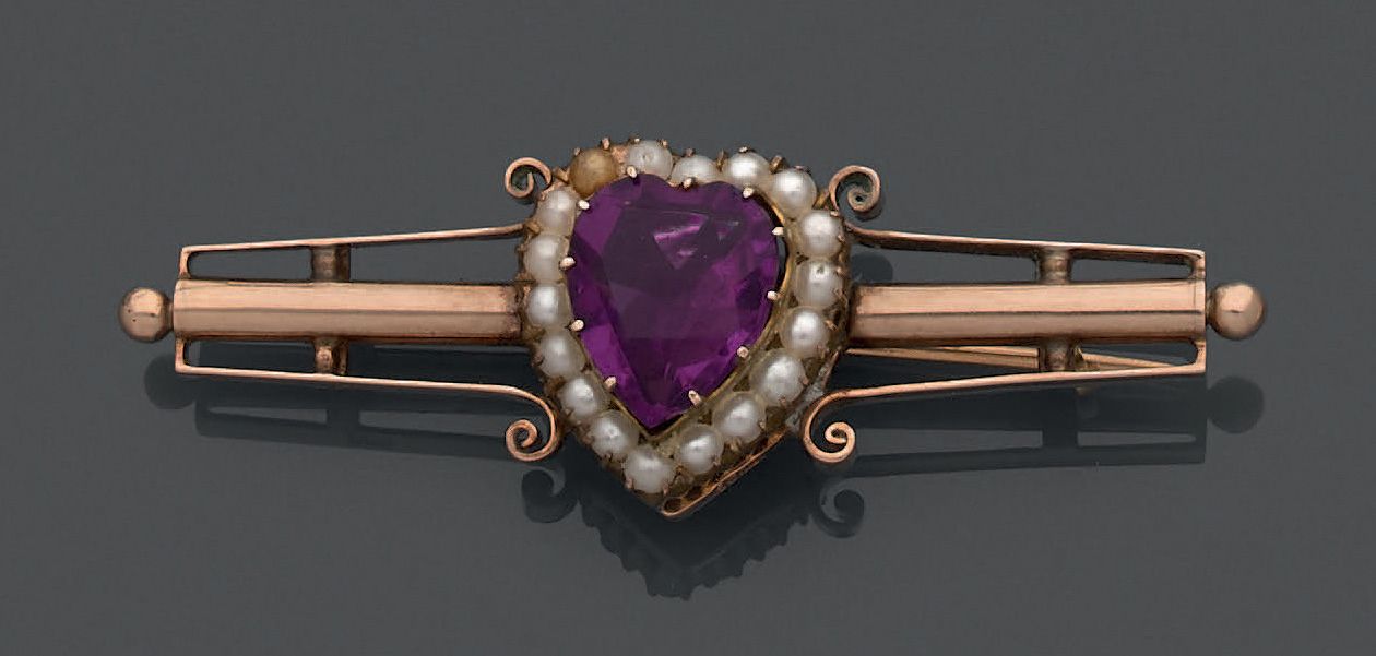 Null 14K（585）黄金胸针，心形紫水晶镶嵌在珍珠上。
毛重：6.83克。