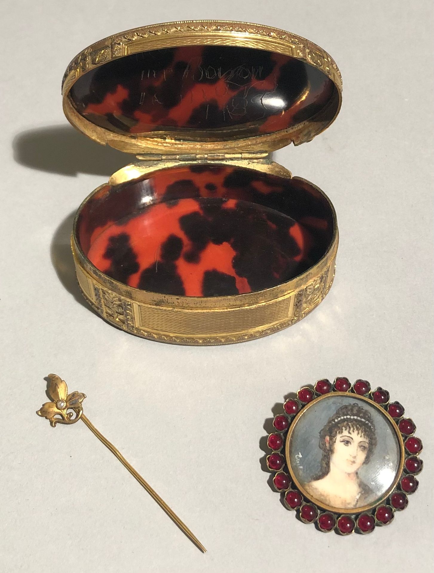 Null Runde Miniatur, die eine junge Frau mit Perlen im Haar darstellt. Die Fassu&hellip;
