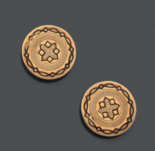 Null Paire de boutons de plastron en or jaune 18K (750), de forme ronde, à décor&hellip;