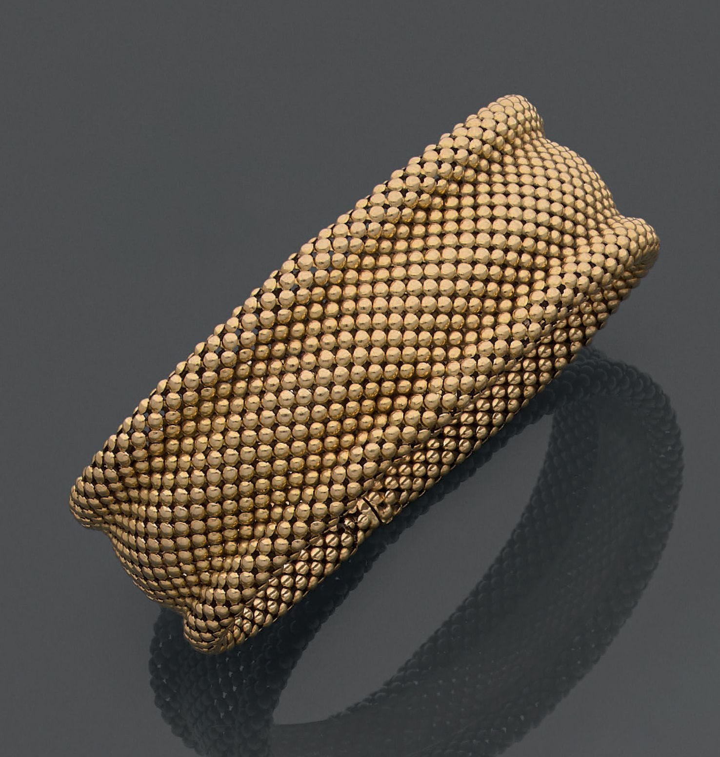 Null 灵活的18K（750）黄金手镯，每侧都有小球形成的珠子编织。
重量：67.31克。