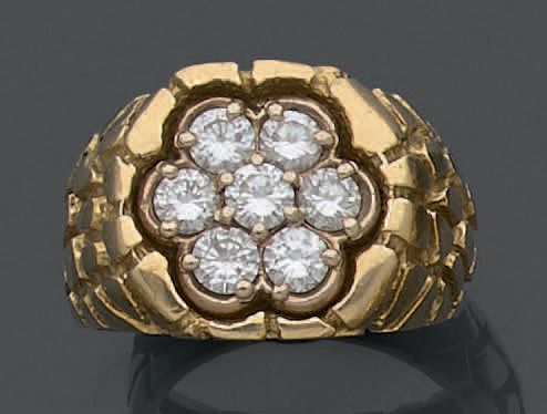 Null 18K (750) yellow gold signet ring, chased in imitation of a pebble and set &hellip;