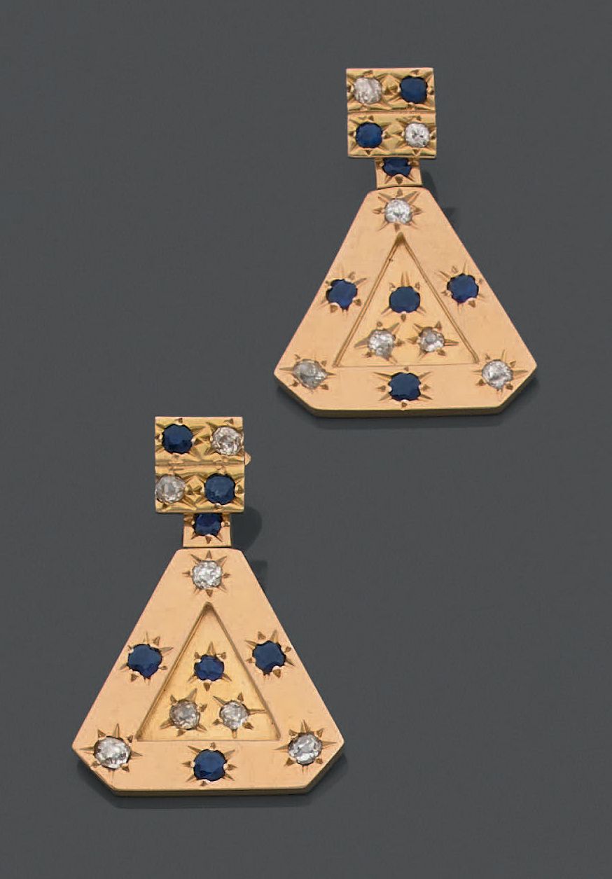 Null 一对18K(750)黄金铰链耳环, 嵌有蓝宝石和钻石的星星，并形成一个四角形的螺柱，上面有一个大的可移动的三角形吊坠。
毛重: 18.07 g.
