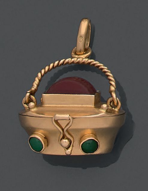 Null 18K（750）黄金吊坠，代表一个篮子，手柄为绳状，盖子上装饰有硬石的双曲线图案，周身有凸圆形的小绿石。
毛重：6.80克。小小的缺口和磨损。