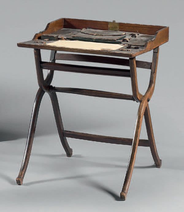 Null Kleiner Schreibtisch aus Mahagoni, mit einer mit grünem Maroquin bezogenen &hellip;