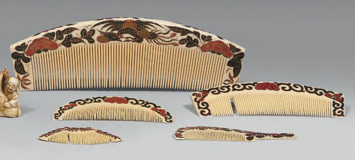 JAPON - Epoque MEIJI (1868 - 1912). Cinq peignes kushi en ivoire décoré en hira &hellip;
