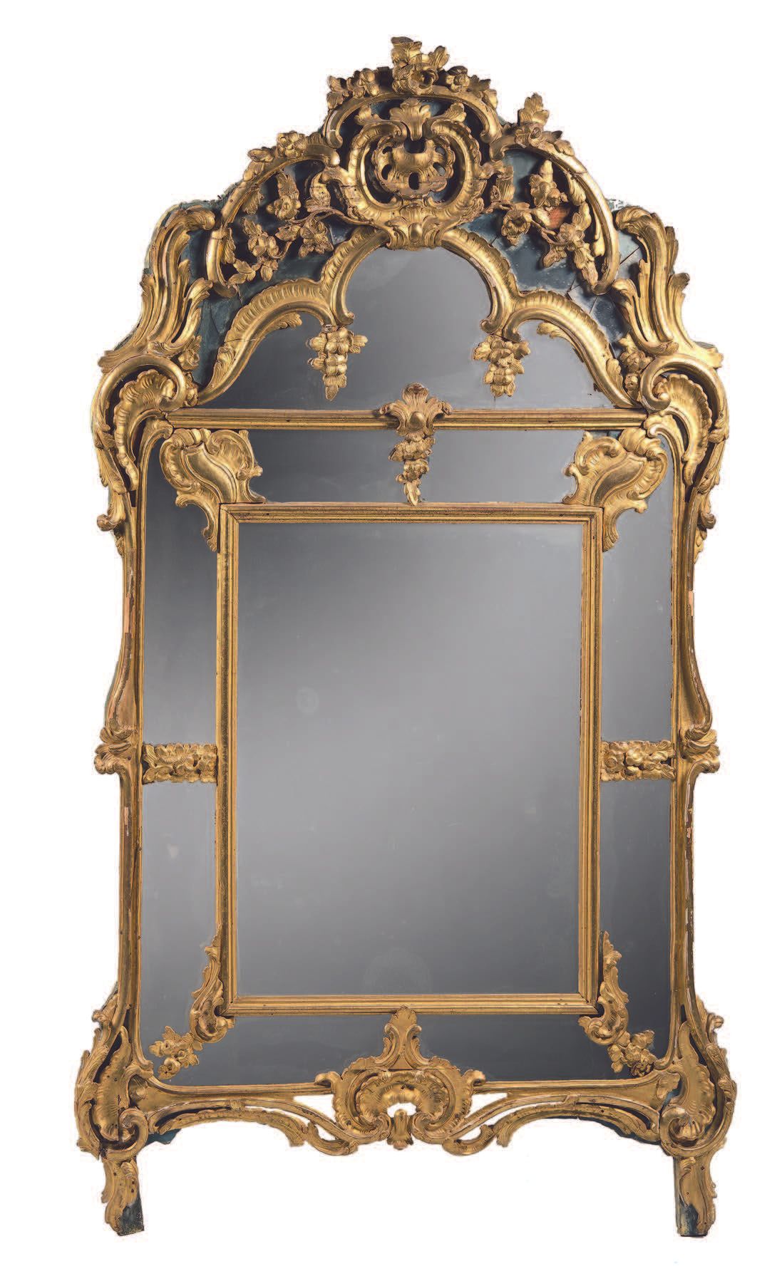 Null 带有镀金木框的大镜子。饰有卡图，花扣和罗盖尔波纹。踏板上有一个贝壳，被花和叶子包围的圆形图案所刺穿。
18世纪初。
高：168厘米。L. : 95 c&hellip;