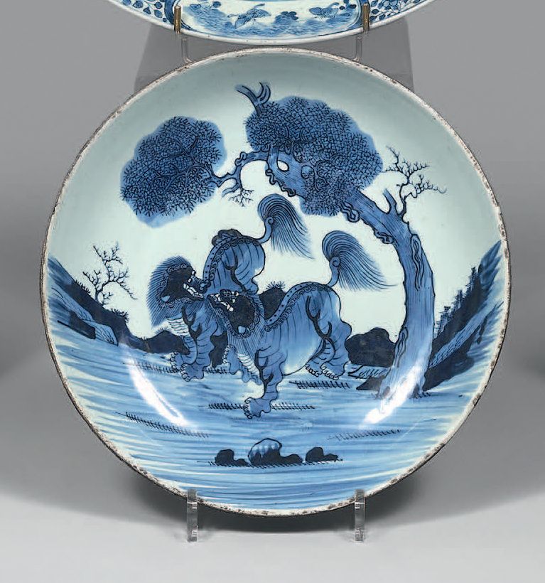 CHINE pour le VIETNAM - XIXe siècle. 瓷杯，釉下青花装饰，树下有两只狮子。直径：28.5厘米。边缘上的芯片